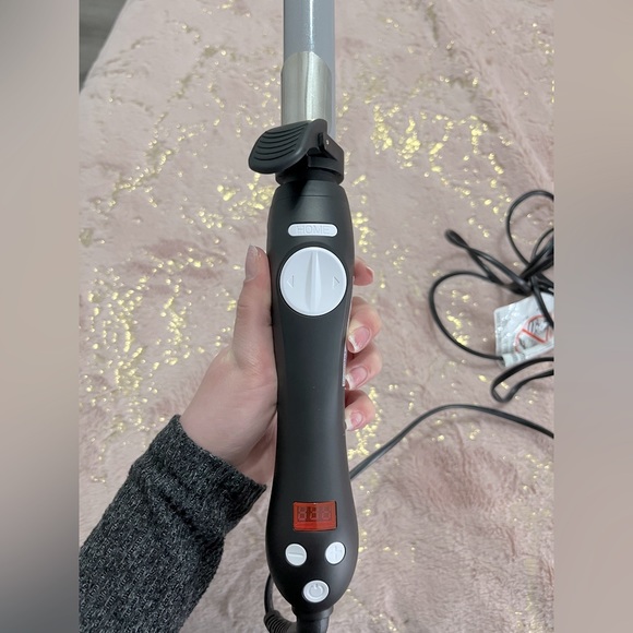 BEACHWAVER S1 DUAL VOLTAGE BLACK
ROTATING CURLING IRON - Picture 2 of 3